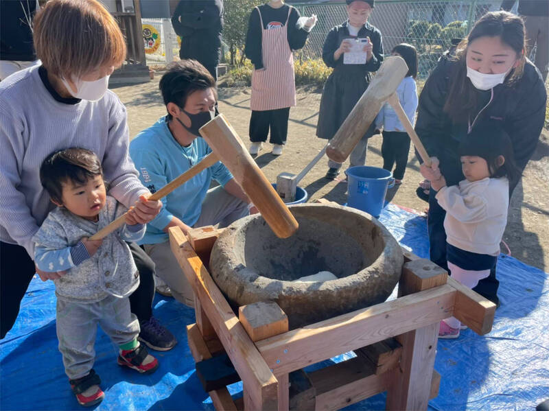 親子でお餅つき