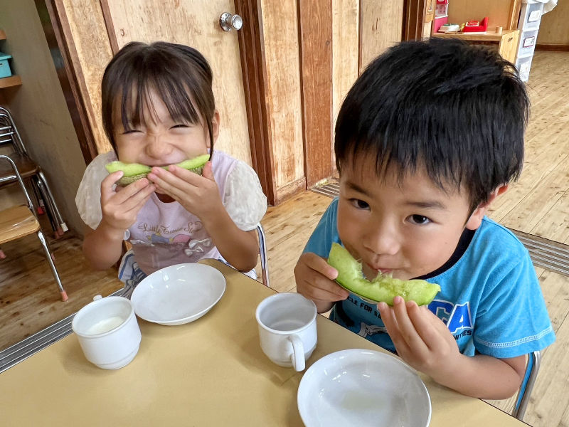 手作りおやつと旬の果物、おいしいね！