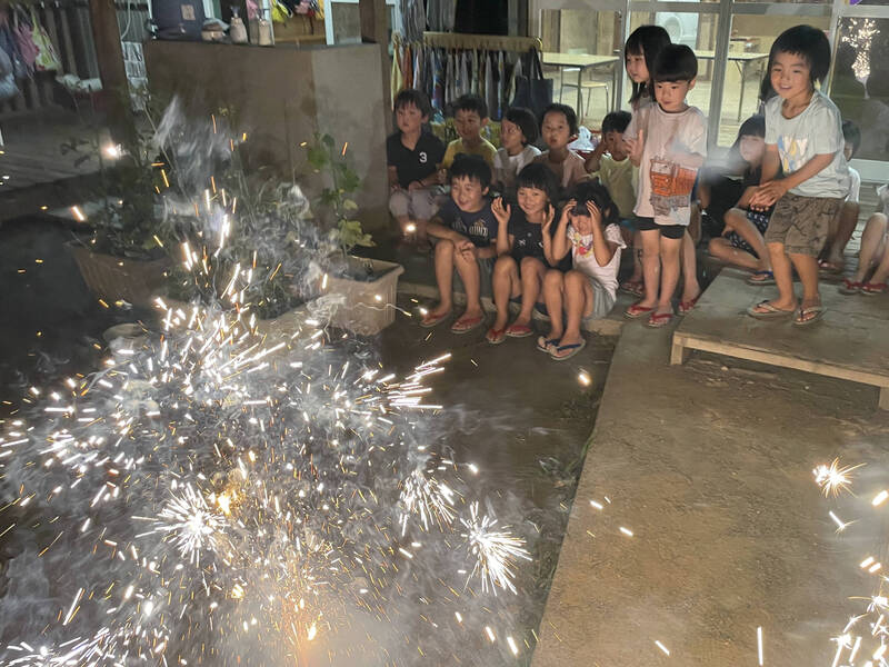 お泊り保育② 夜のお楽しみ！花火もやるよ！